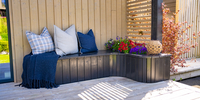 En sort benk med fine blomster | © Rune Strandenes